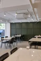 그린 웨인스코팅과 화이트 천장의 모던 카페 홀